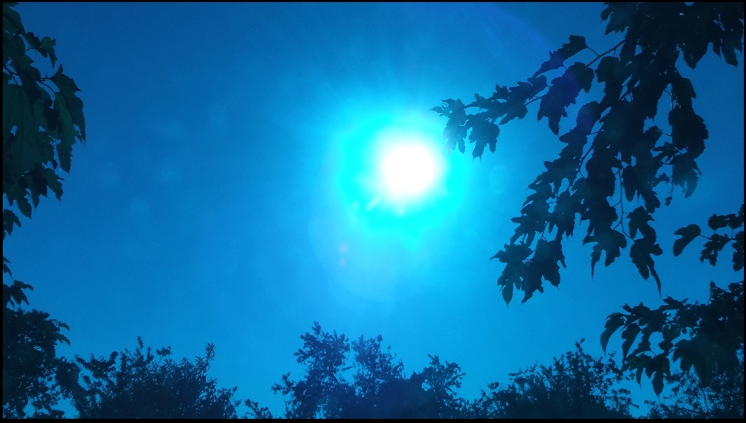 3 D PHOTO OF THE SUN USING DARK SUNGLASSES OVER THE LENS