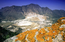 The Nisyros volcano caldera with its hydrothermal eruption centers in the middle (Stefanos crater, Polyvotis crater). Foto:Tobias Schorr 2000