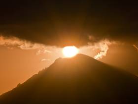 Sunset over the lavadome & mountain Prophitis Ilias (Foto: Tobias Schorr, September 2010)