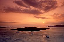 Sunset over the Nea Kameni volcano (c) Tobias Schorr