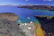 The bay with thermal water at Palea Kameni island (c) Tom Pfeiffer