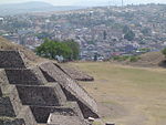 Panorámica de la zona arqueologica de Tula.JPG