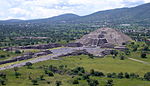 Piramide de la Luna 072006.jpg