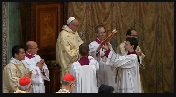 Pope Francis Praying 3-13-13